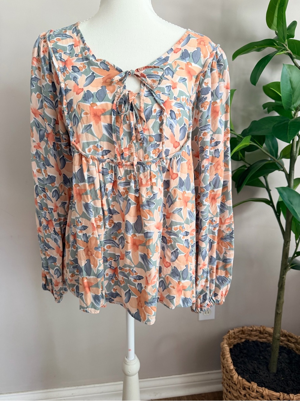 Pretty garden Tie-Neck Floral Long-Sleeve Blouse in Peach & Gray